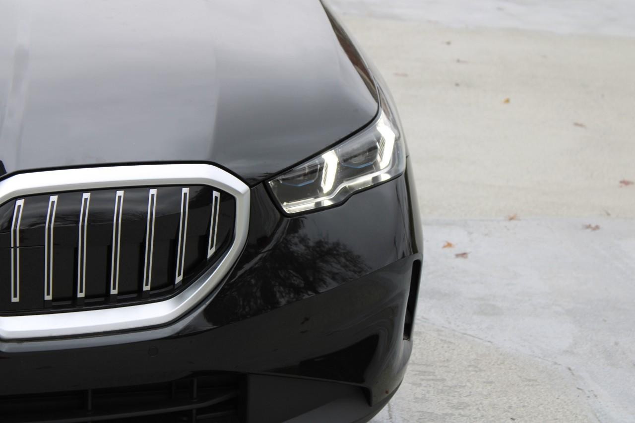 BMW 5 Series Vehicle Full-screen Gallery Image 9