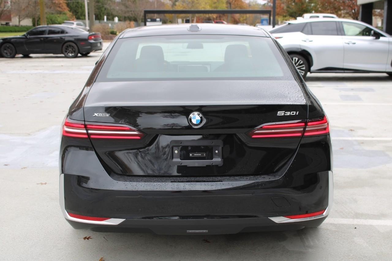 BMW 5 Series Vehicle Full-screen Gallery Image 10