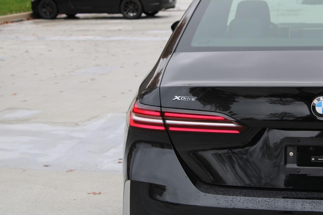 BMW 5 Series Vehicle Full-screen Gallery Image 11