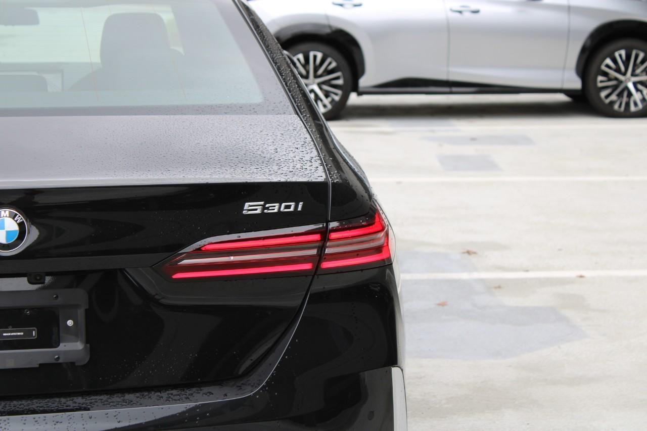 BMW 5 Series Vehicle Full-screen Gallery Image 12