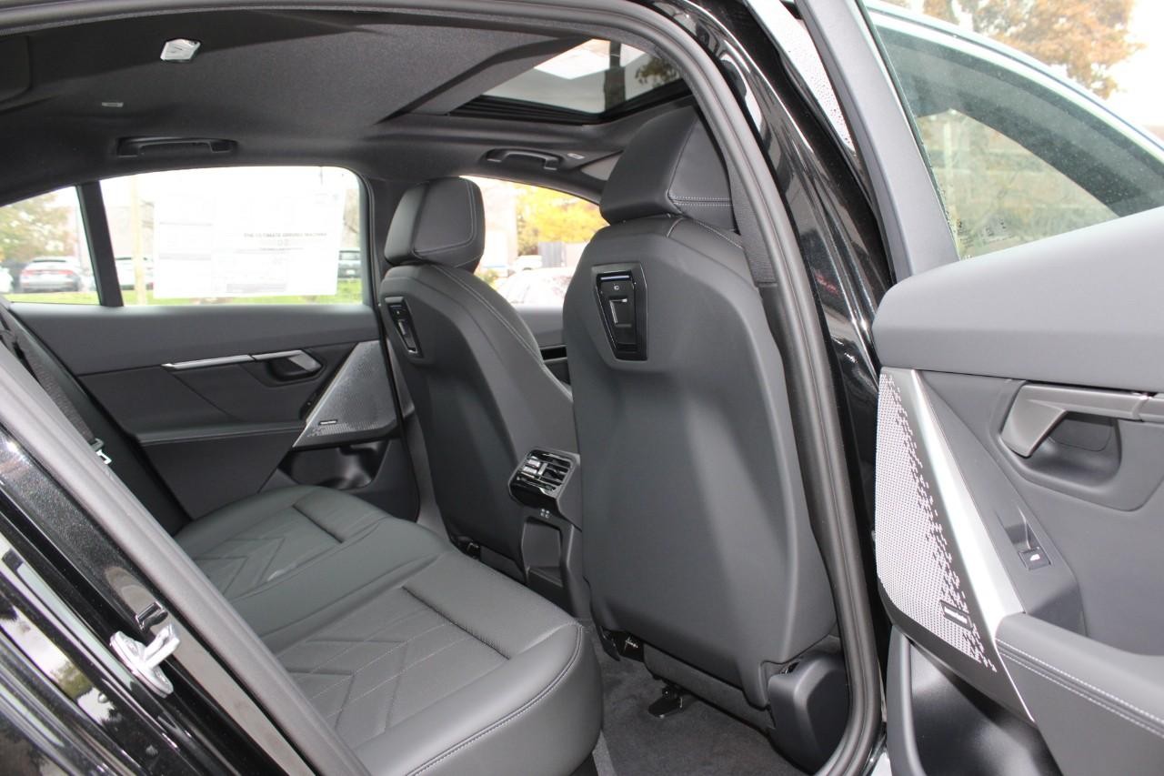 BMW 5 Series Vehicle Full-screen Gallery Image 13