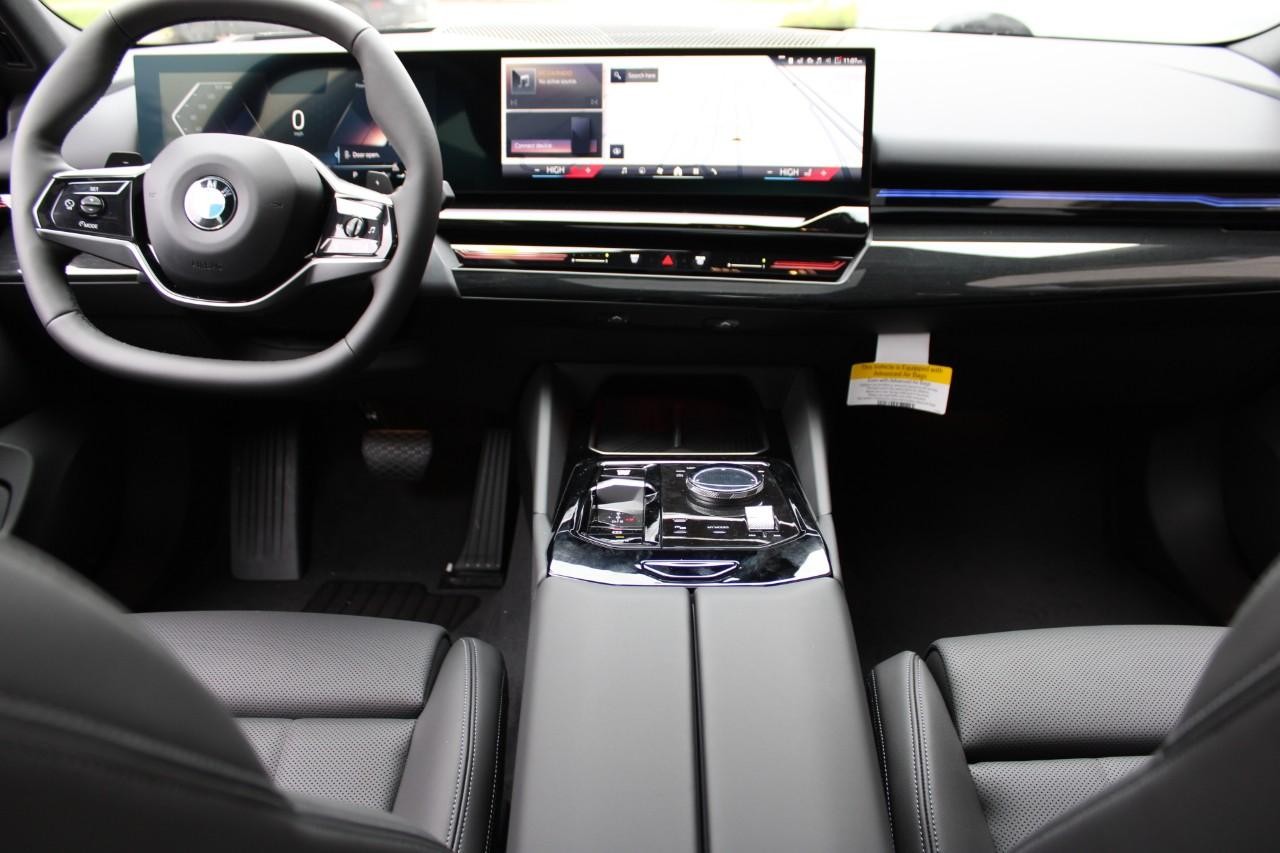 BMW 5 Series Vehicle Full-screen Gallery Image 14