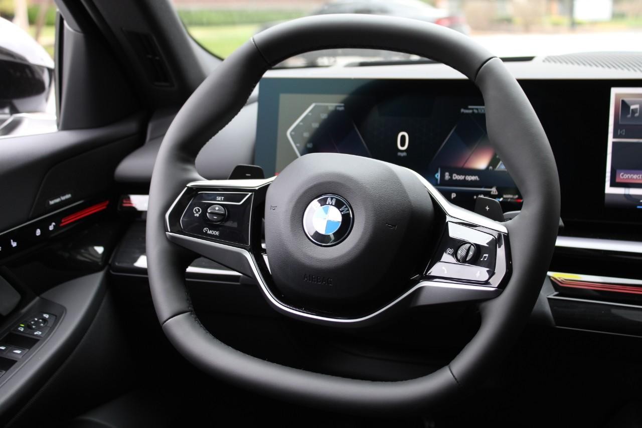 BMW 5 Series Vehicle Full-screen Gallery Image 15