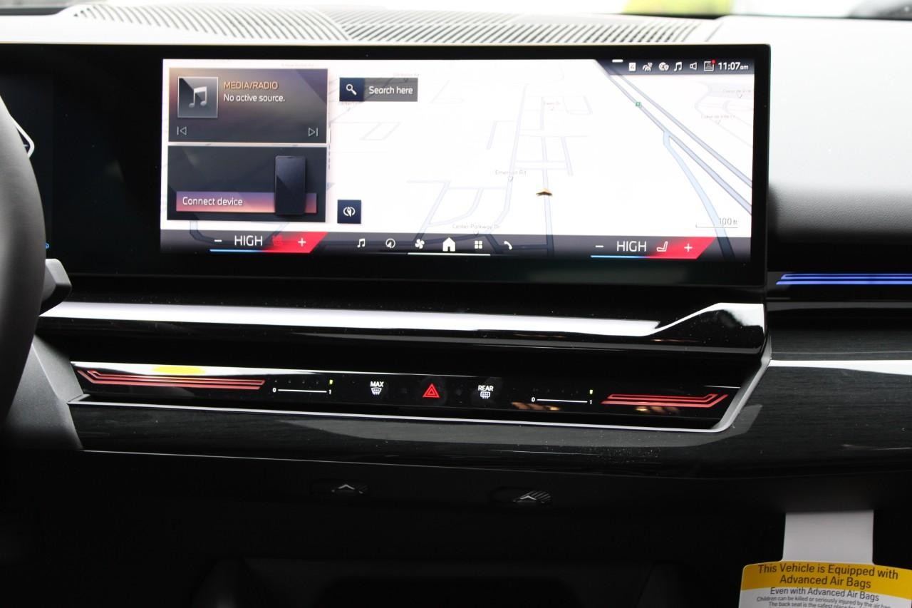 BMW 5 Series Vehicle Full-screen Gallery Image 16