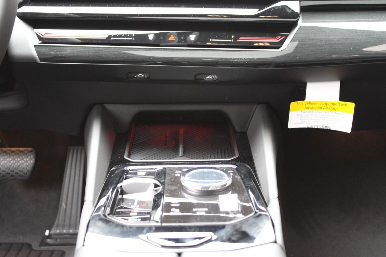 BMW 5 Series Vehicle Full-screen Gallery Image 17