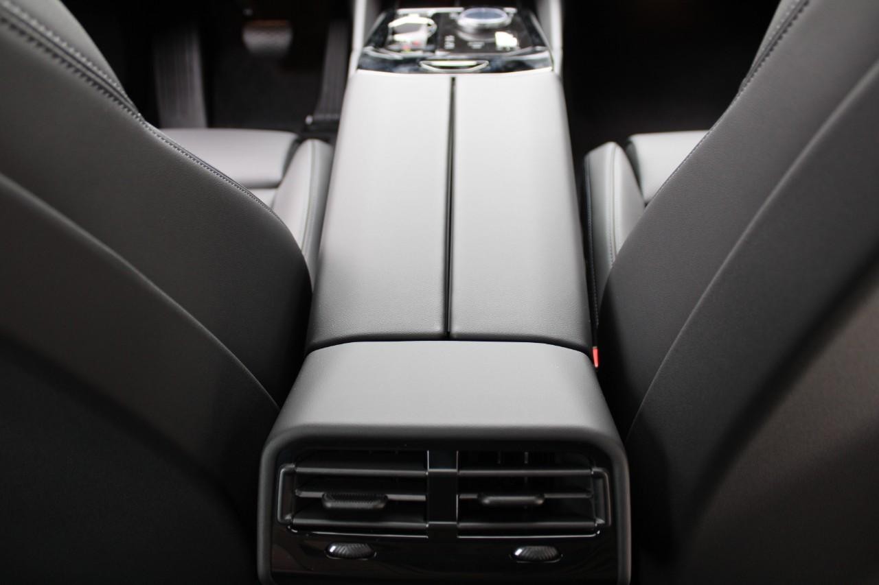 BMW 5 Series Vehicle Full-screen Gallery Image 18