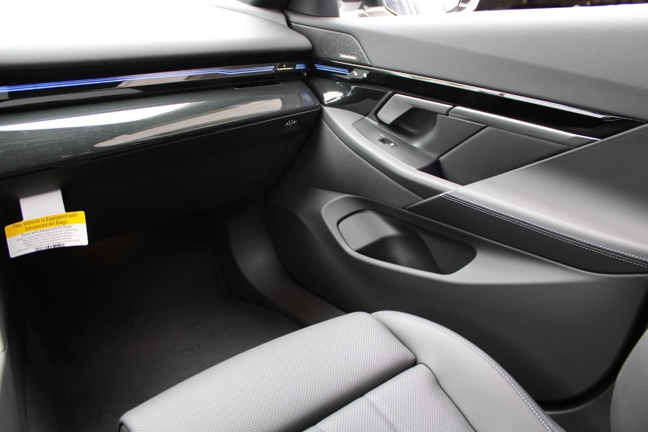 BMW 5 Series Vehicle Full-screen Gallery Image 19