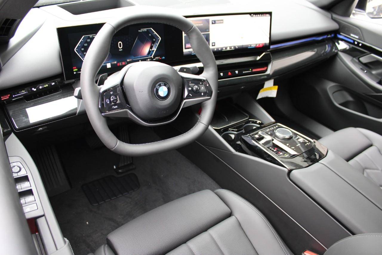 BMW 5 Series Vehicle Full-screen Gallery Image 20