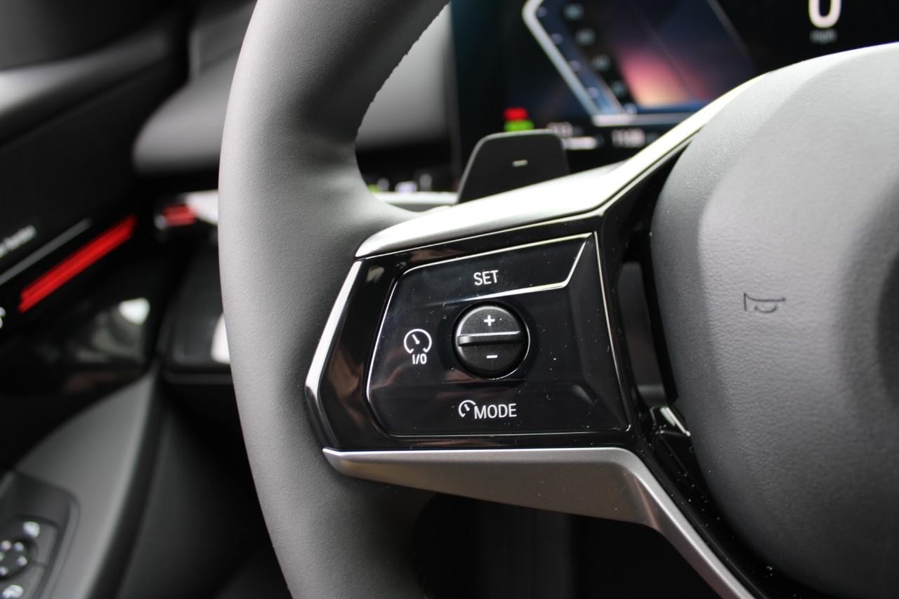 BMW 5 Series Vehicle Full-screen Gallery Image 21