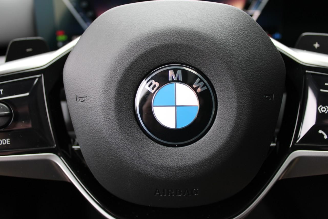 BMW 5 Series Vehicle Full-screen Gallery Image 22