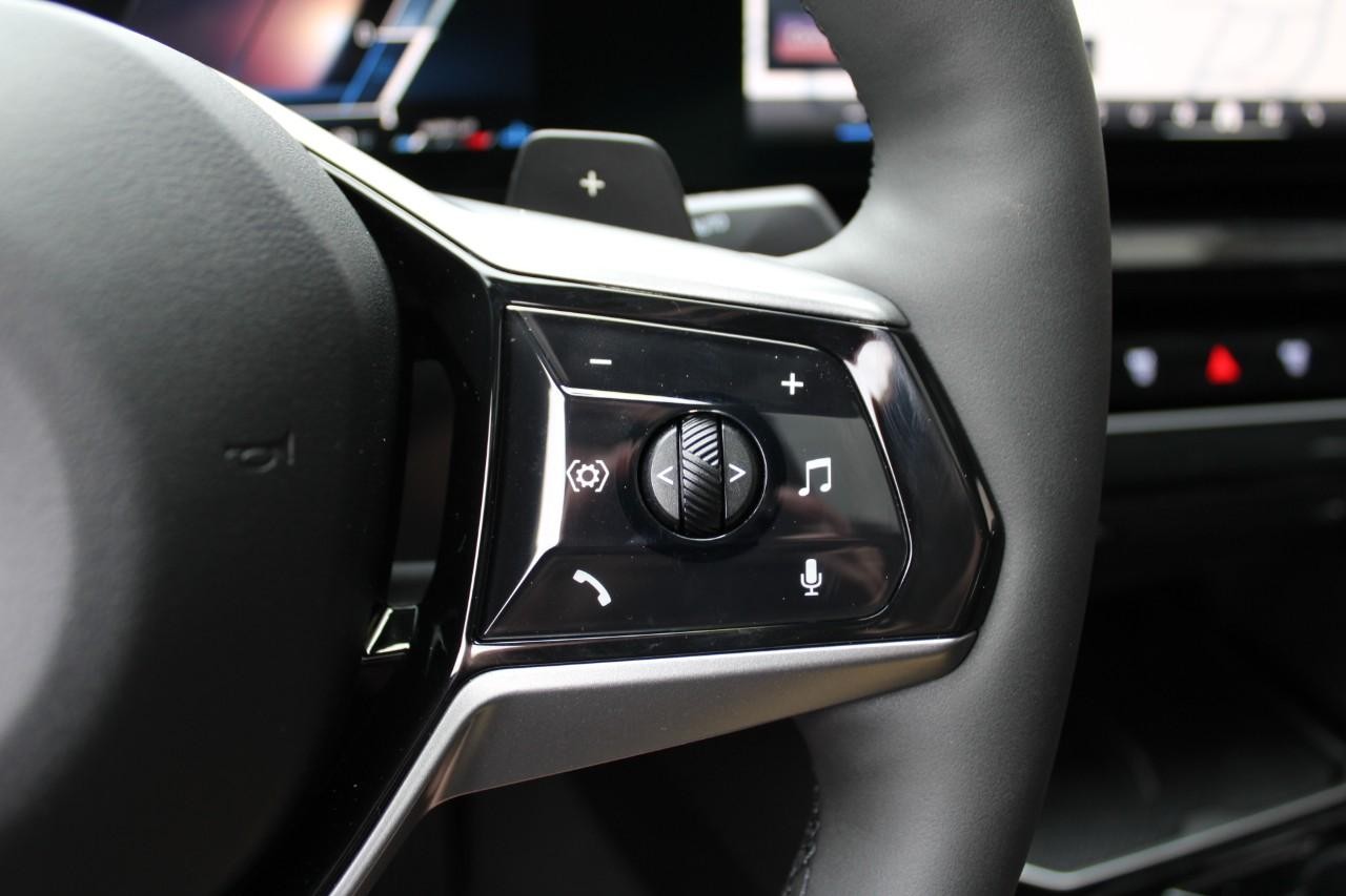 BMW 5 Series Vehicle Full-screen Gallery Image 23