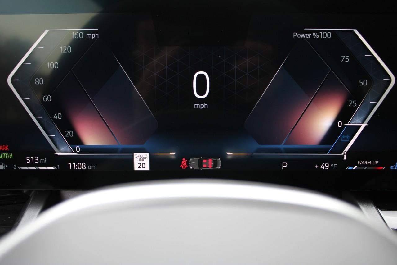 BMW 5 Series Vehicle Full-screen Gallery Image 24