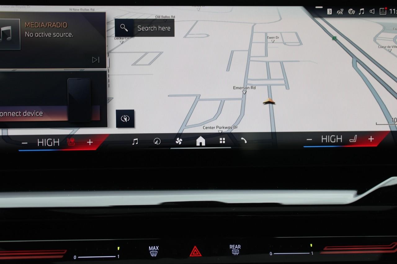 BMW 5 Series Vehicle Full-screen Gallery Image 25