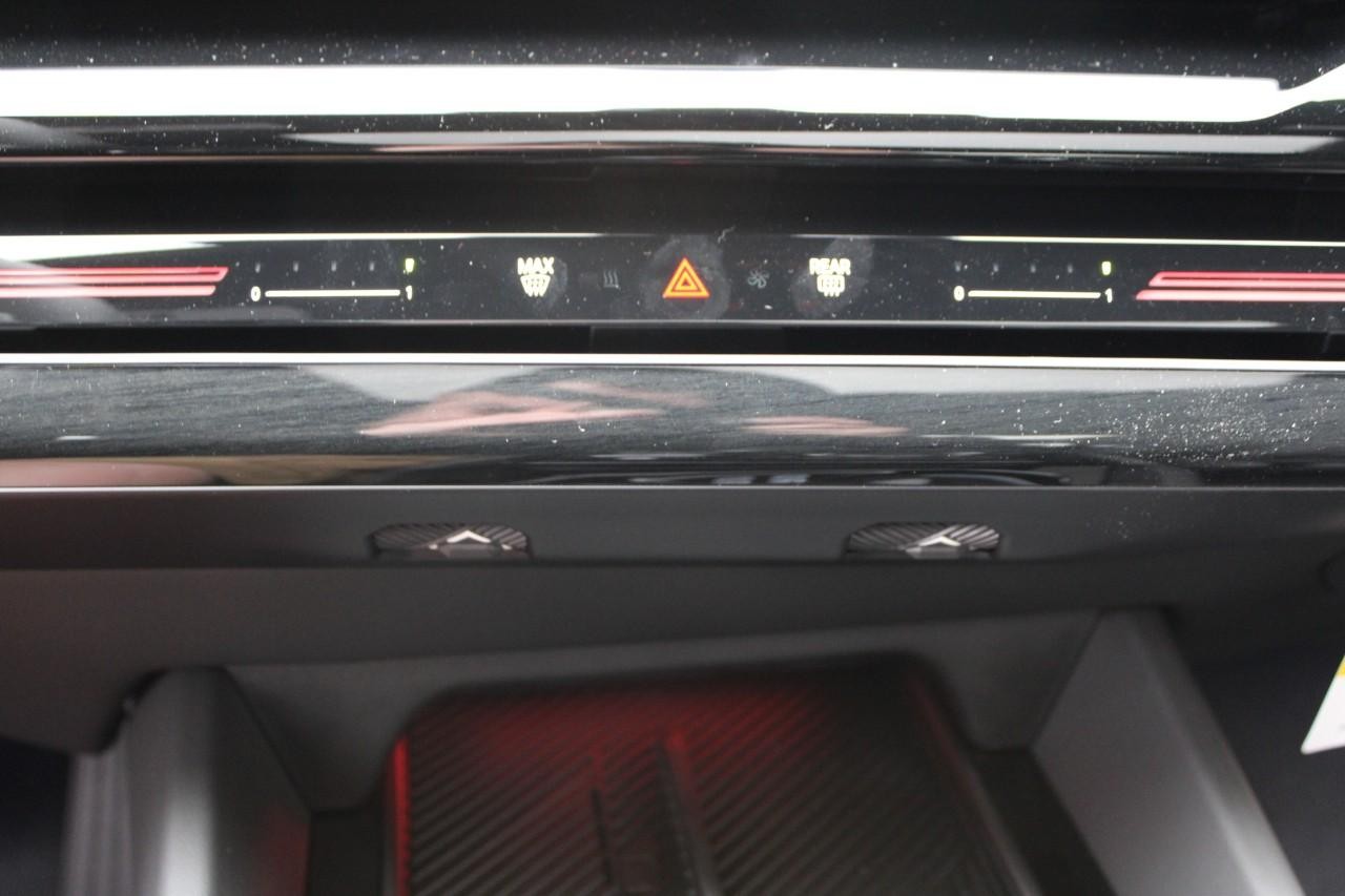 BMW 5 Series Vehicle Full-screen Gallery Image 27