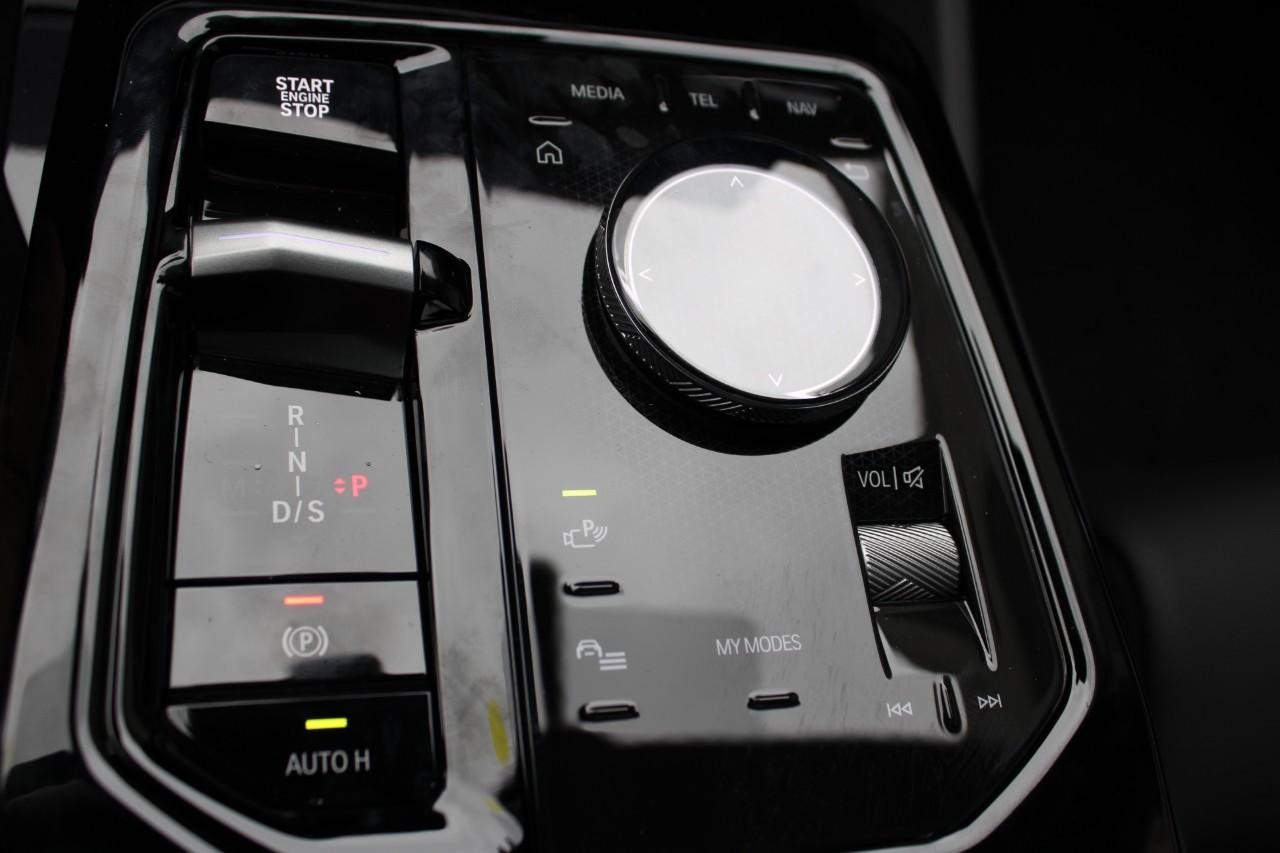 BMW 5 Series Vehicle Full-screen Gallery Image 28