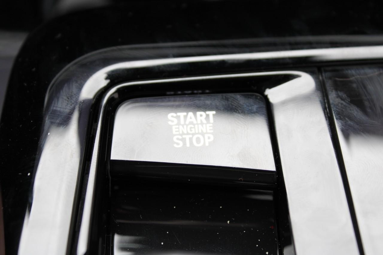 BMW 5 Series Vehicle Full-screen Gallery Image 29