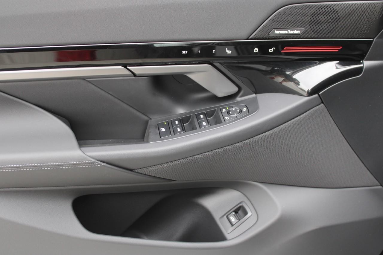 BMW 5 Series Vehicle Full-screen Gallery Image 30