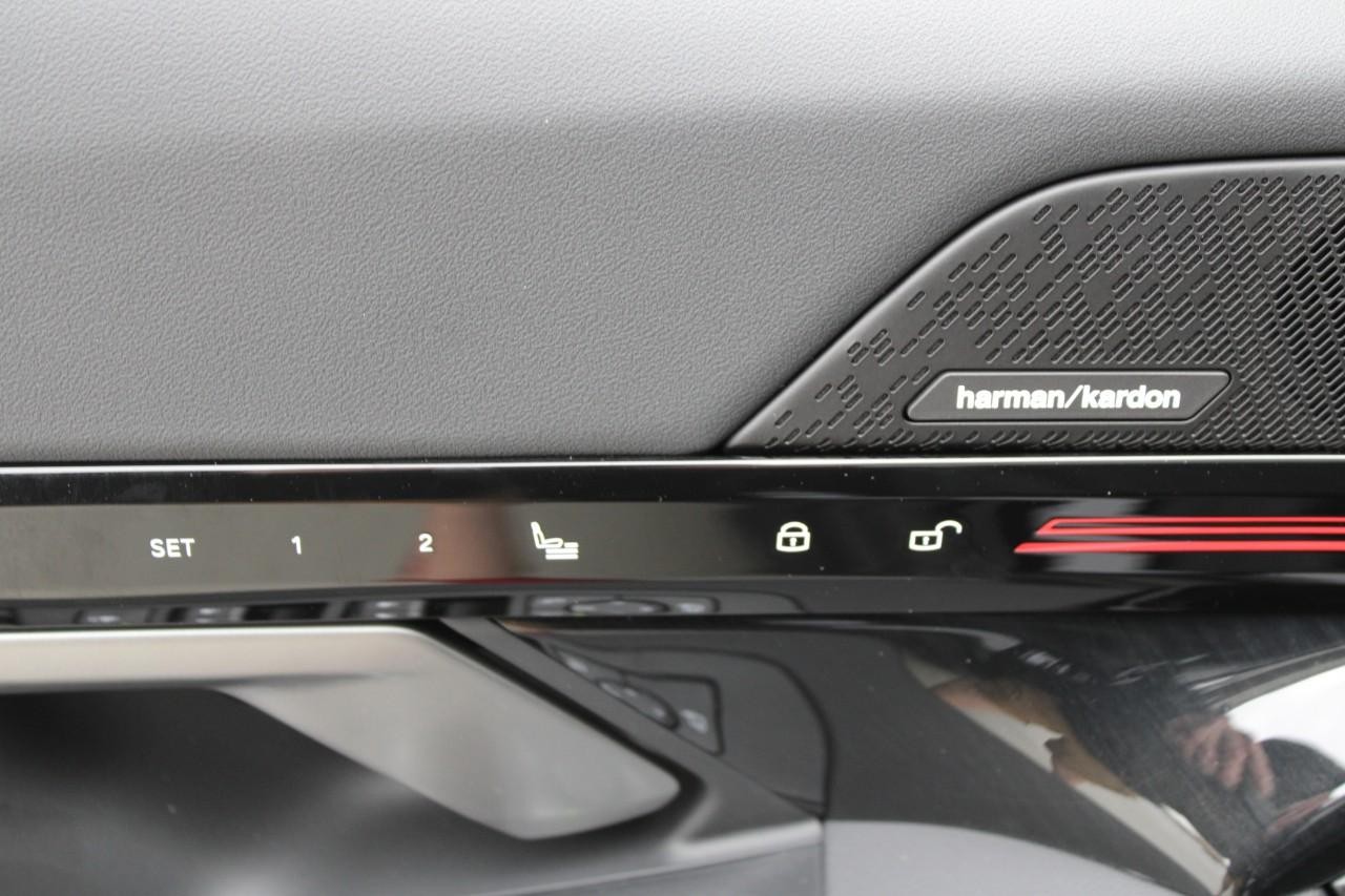 BMW 5 Series Vehicle Full-screen Gallery Image 31