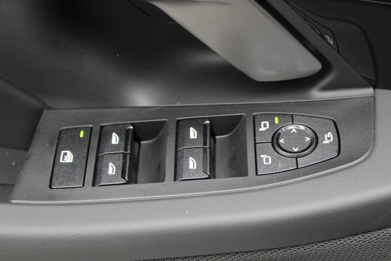 BMW 5 Series Vehicle Full-screen Gallery Image 32