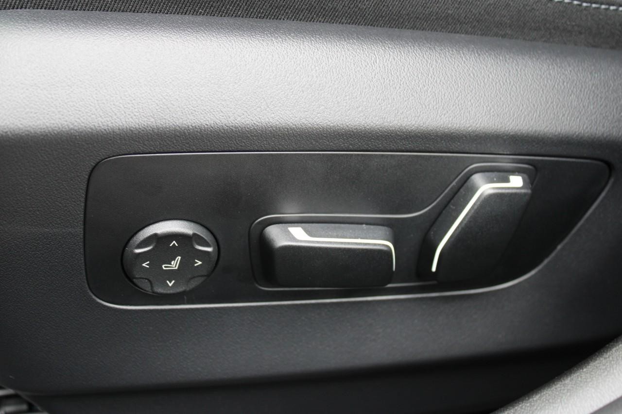 BMW 5 Series Vehicle Full-screen Gallery Image 33