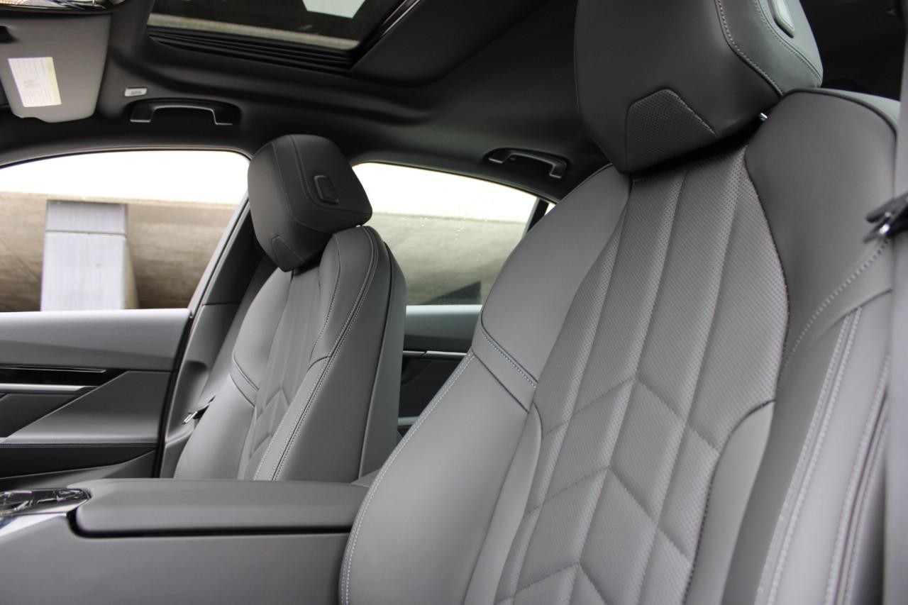 BMW 5 Series Vehicle Full-screen Gallery Image 34