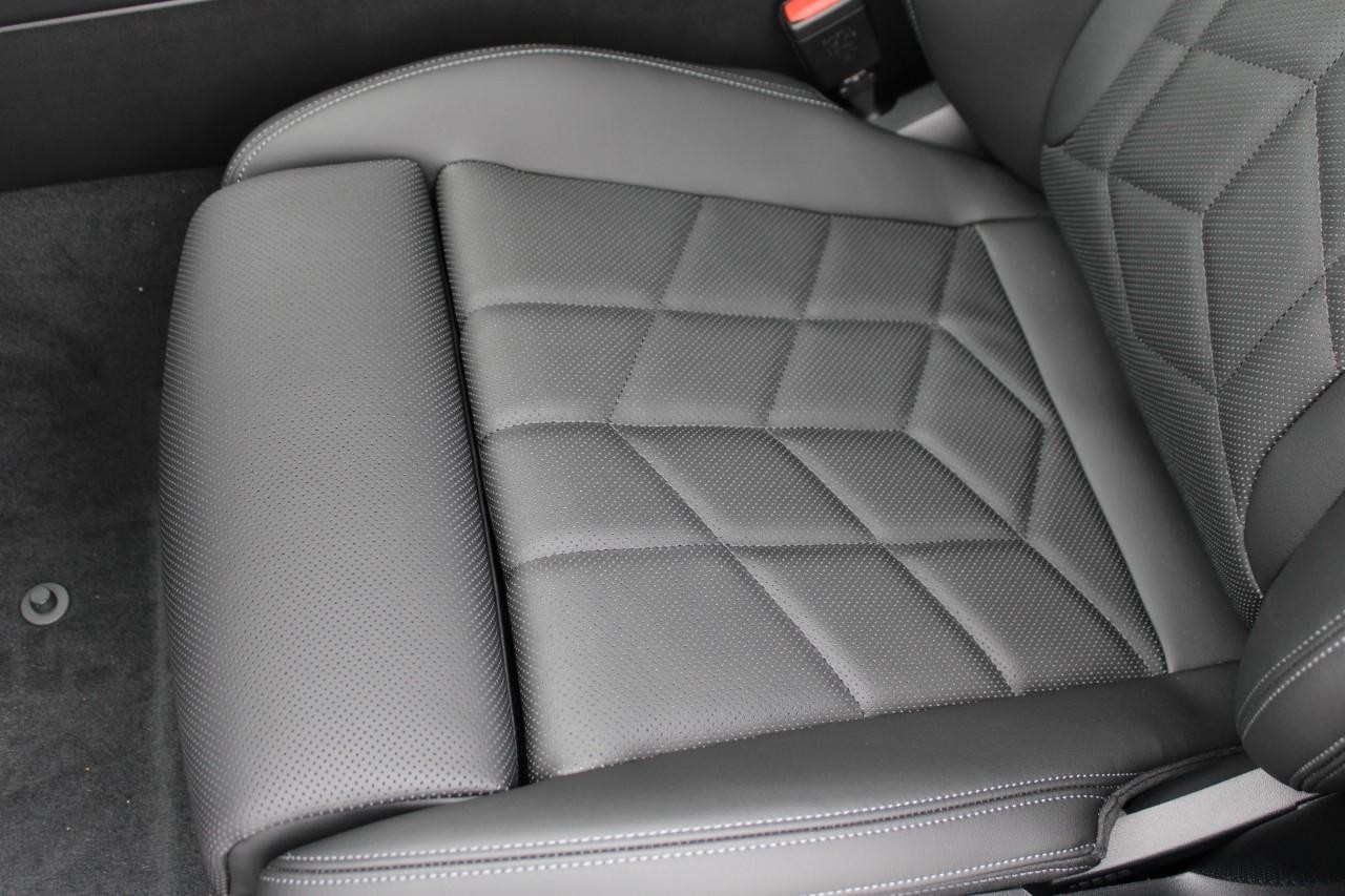 BMW 5 Series Vehicle Full-screen Gallery Image 35