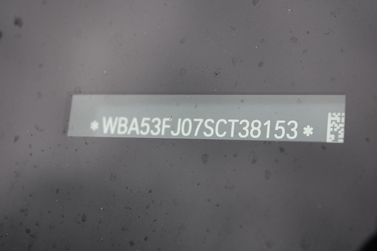 BMW 5 Series Vehicle Full-screen Gallery Image 36