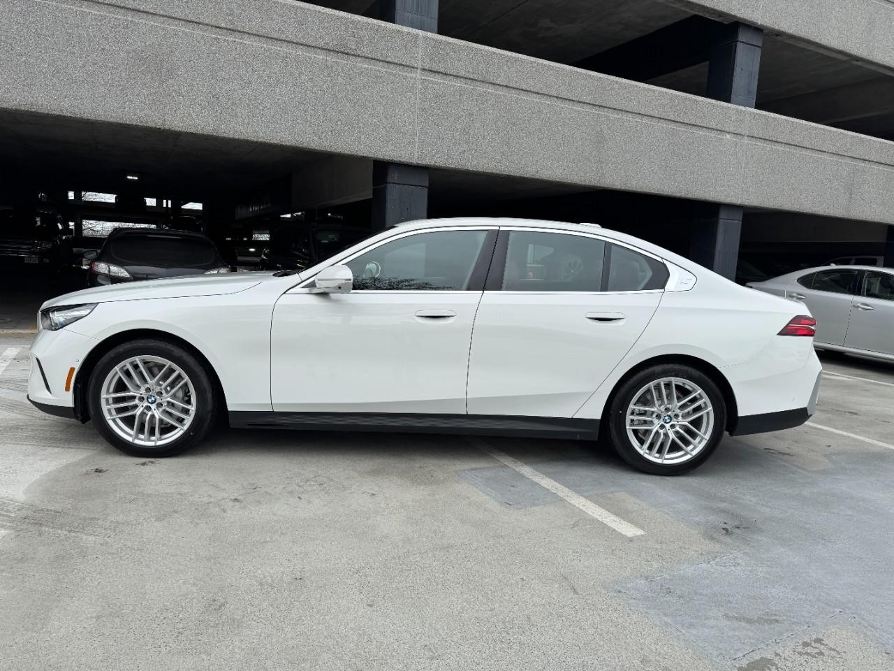 BMW 5 Series Vehicle Full-screen Gallery Image 2