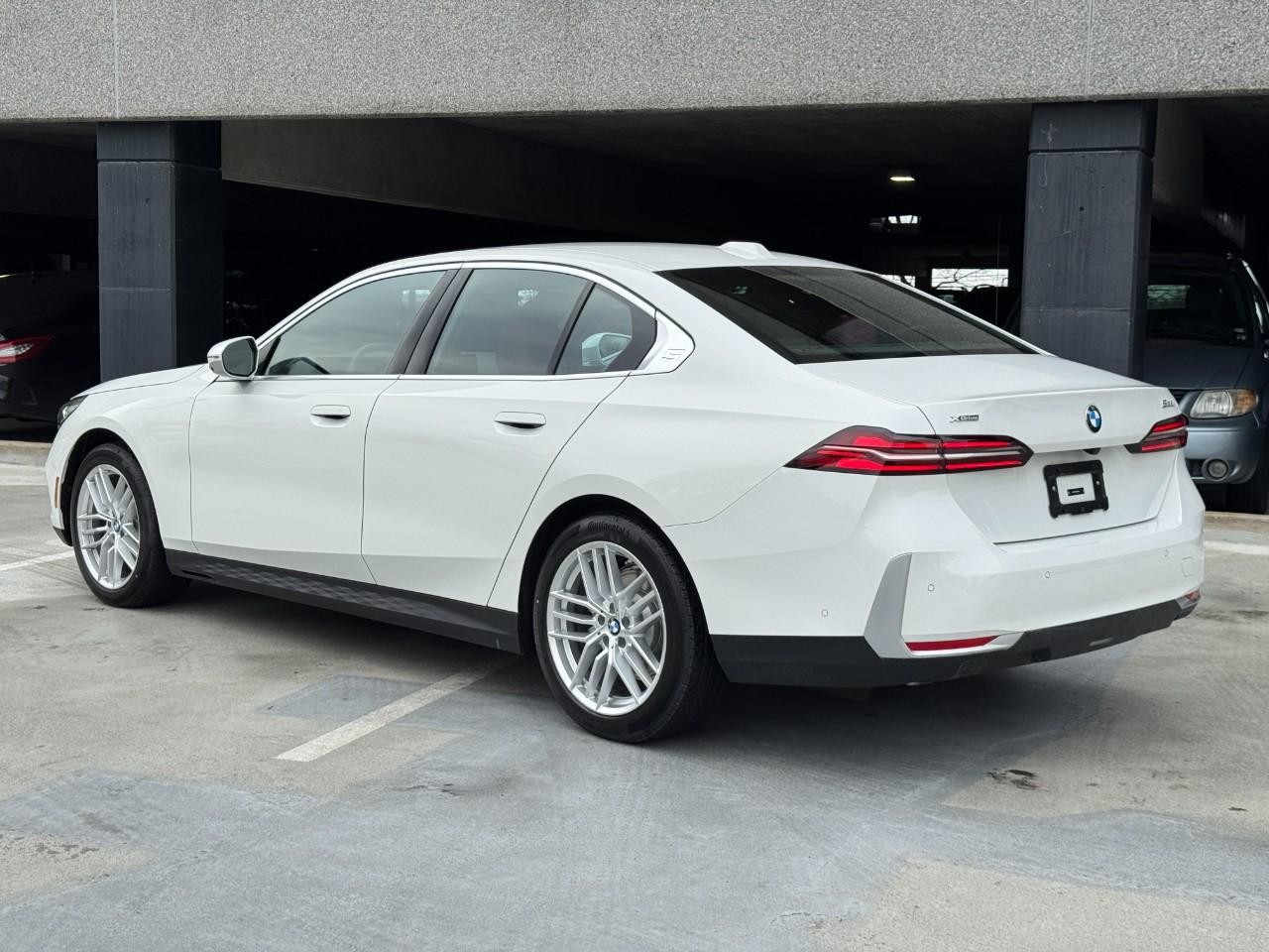 BMW 5 Series Vehicle Full-screen Gallery Image 3