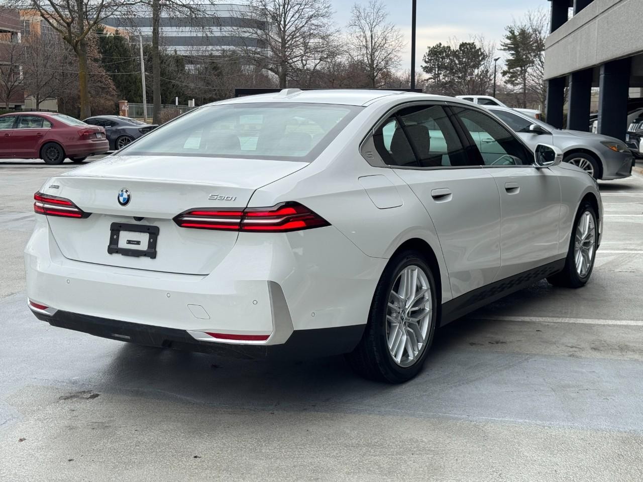 BMW 5 Series Vehicle Full-screen Gallery Image 4