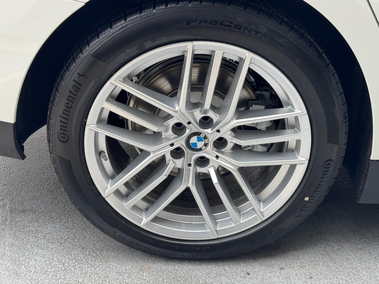 BMW 5 Series Vehicle Full-screen Gallery Image 5