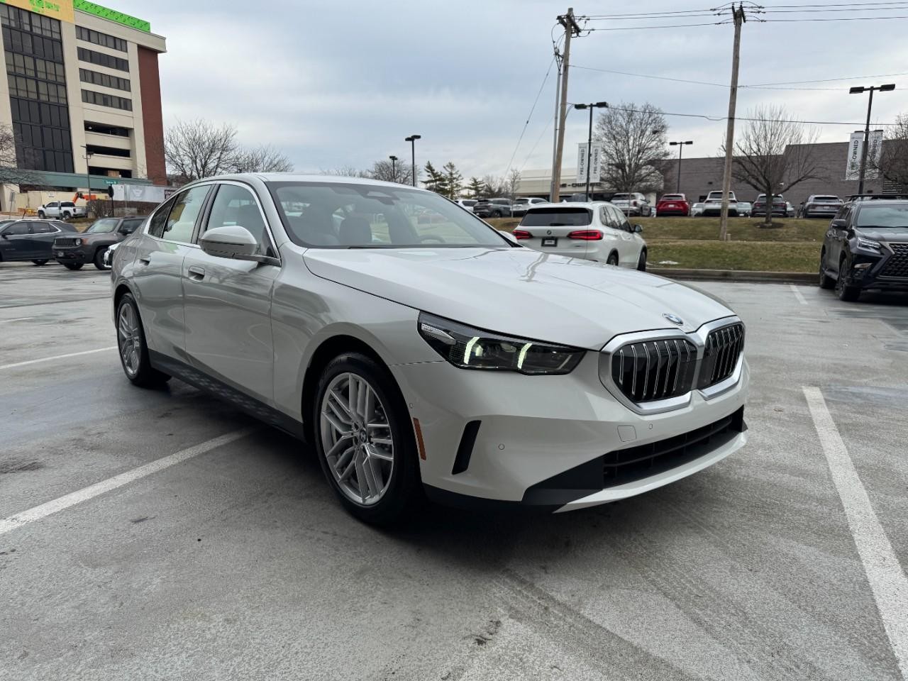 BMW 5 Series Vehicle Full-screen Gallery Image 6