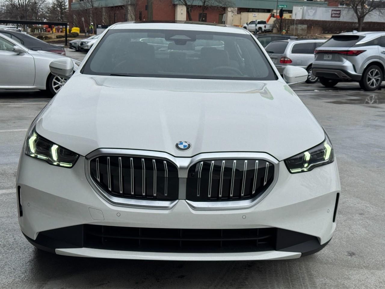 BMW 5 Series Vehicle Full-screen Gallery Image 7