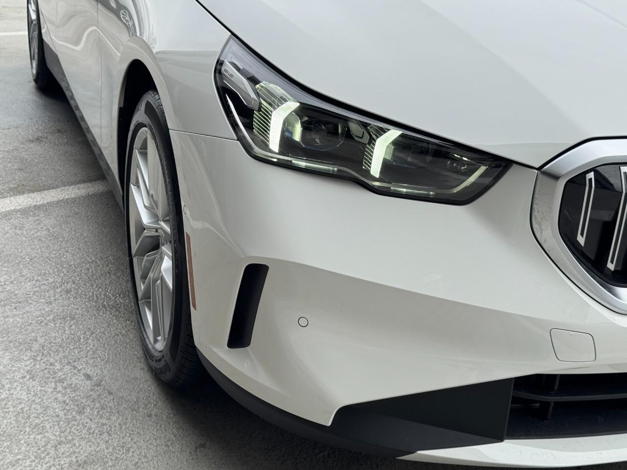 BMW 5 Series Vehicle Full-screen Gallery Image 8