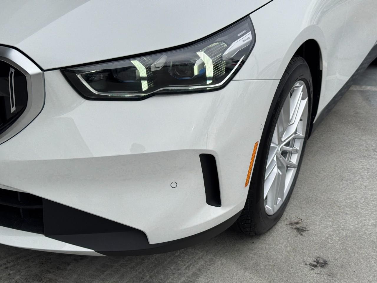 BMW 5 Series Vehicle Full-screen Gallery Image 9