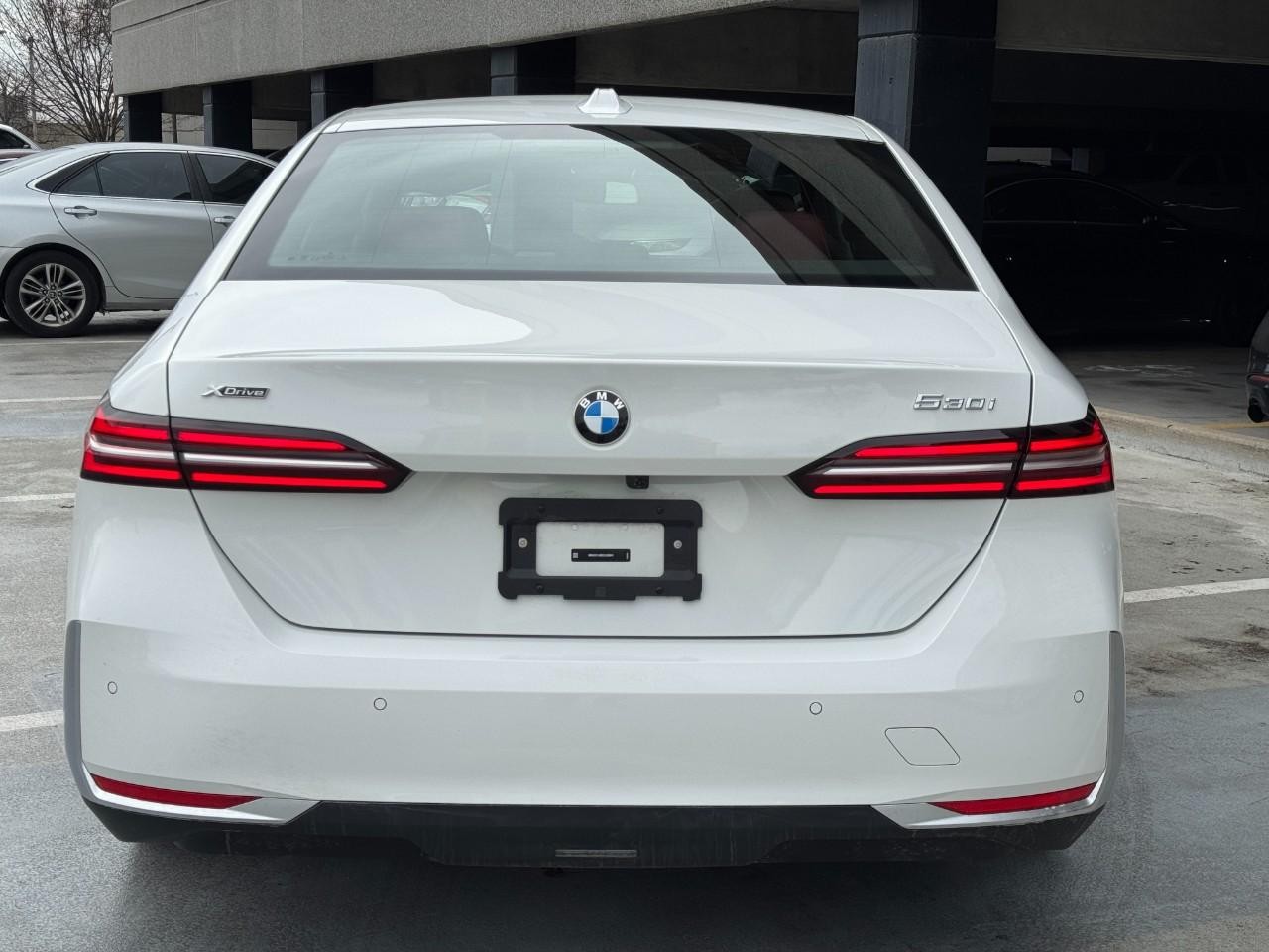 BMW 5 Series Vehicle Full-screen Gallery Image 10