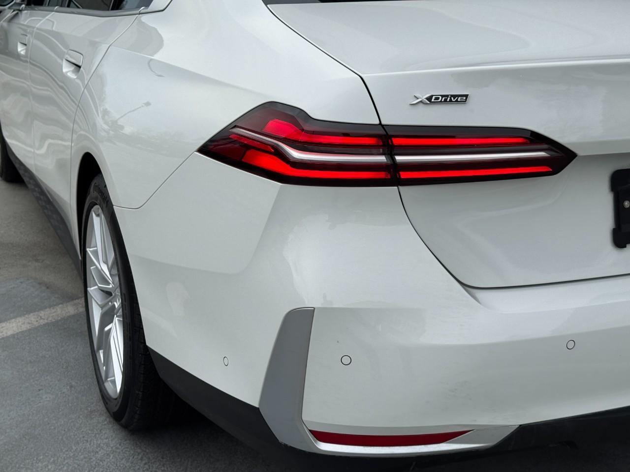 BMW 5 Series Vehicle Full-screen Gallery Image 11