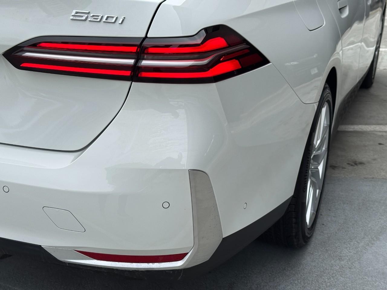 BMW 5 Series Vehicle Full-screen Gallery Image 12