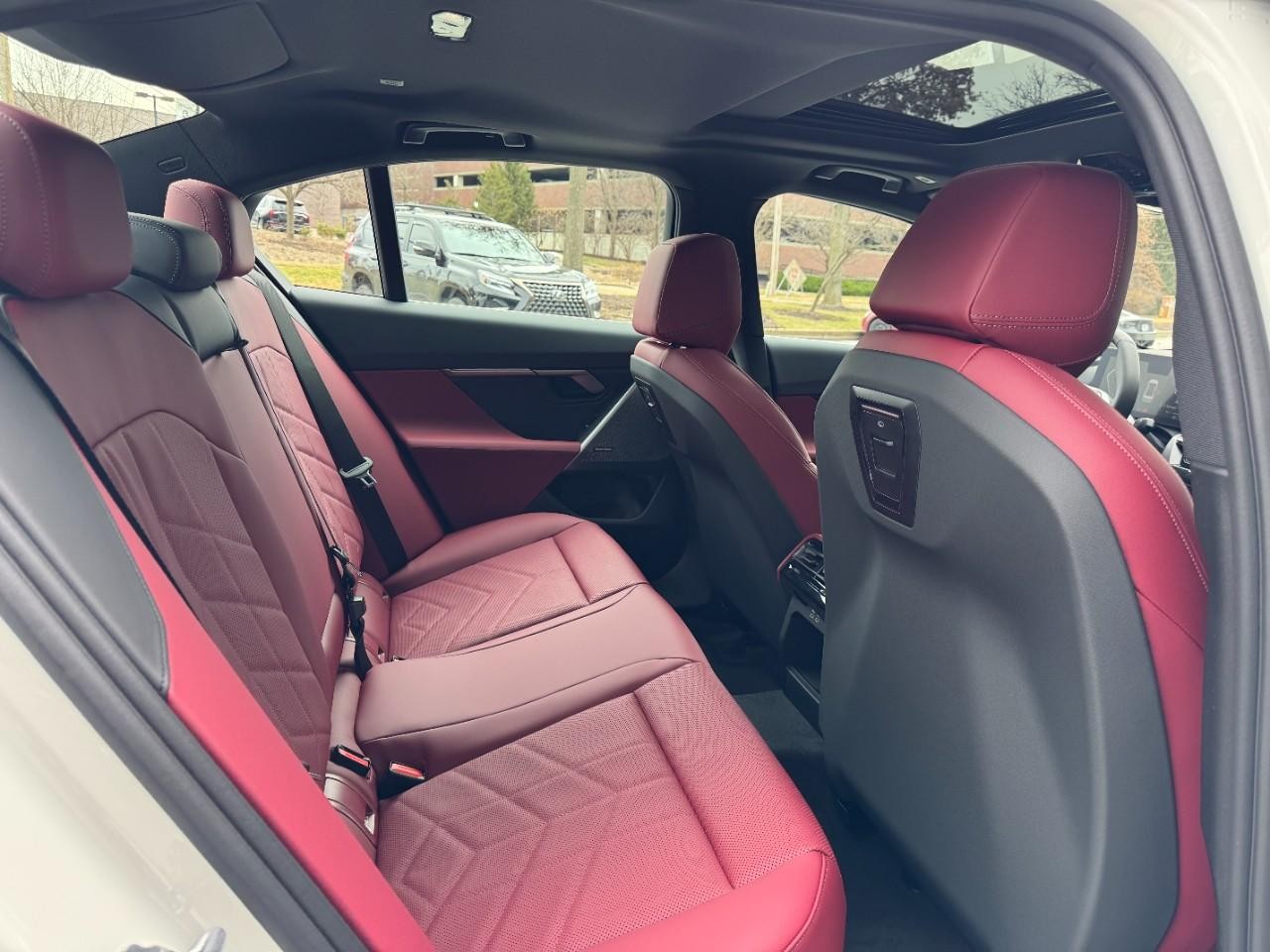 BMW 5 Series Vehicle Full-screen Gallery Image 13