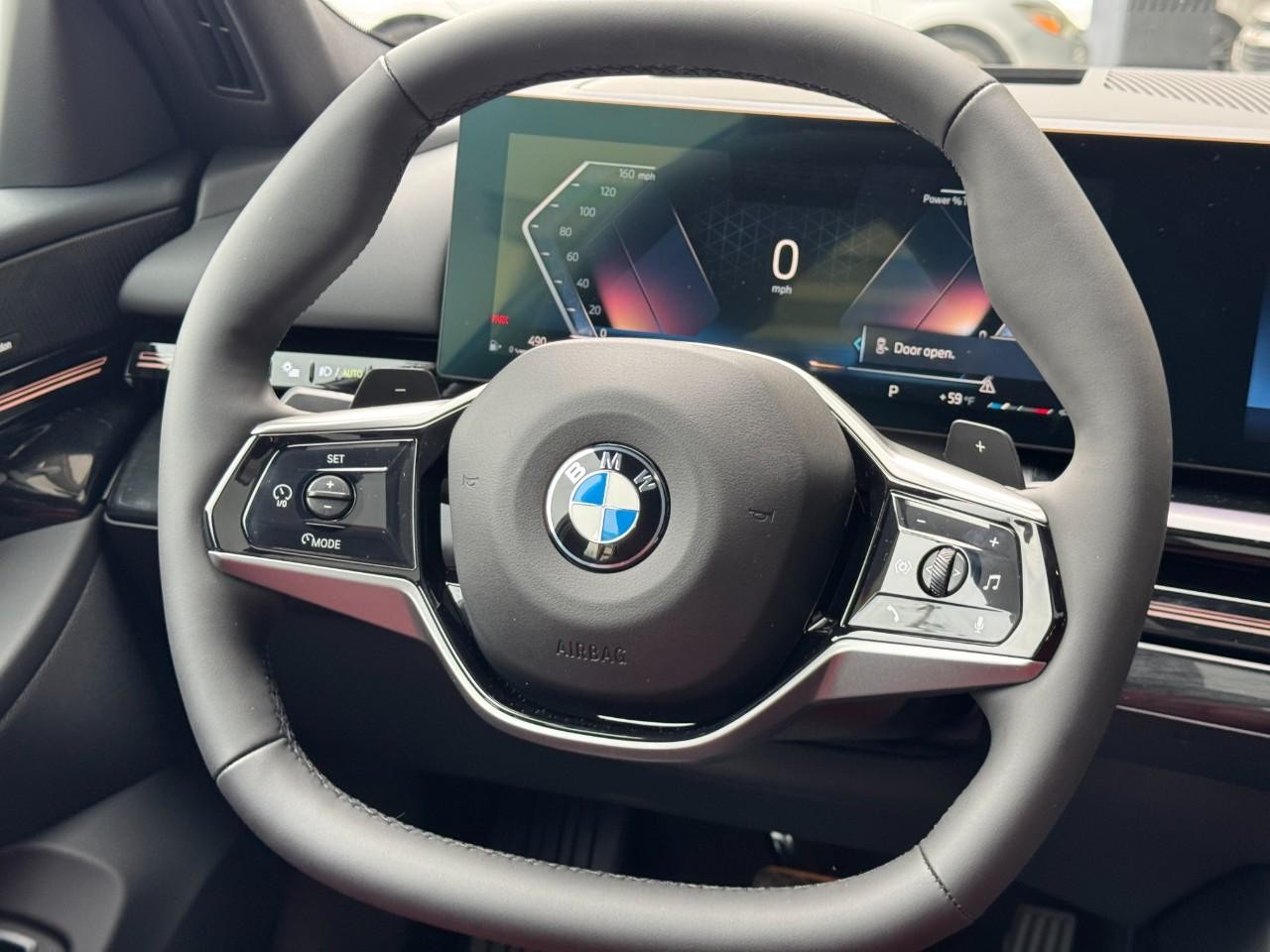 BMW 5 Series Vehicle Full-screen Gallery Image 15