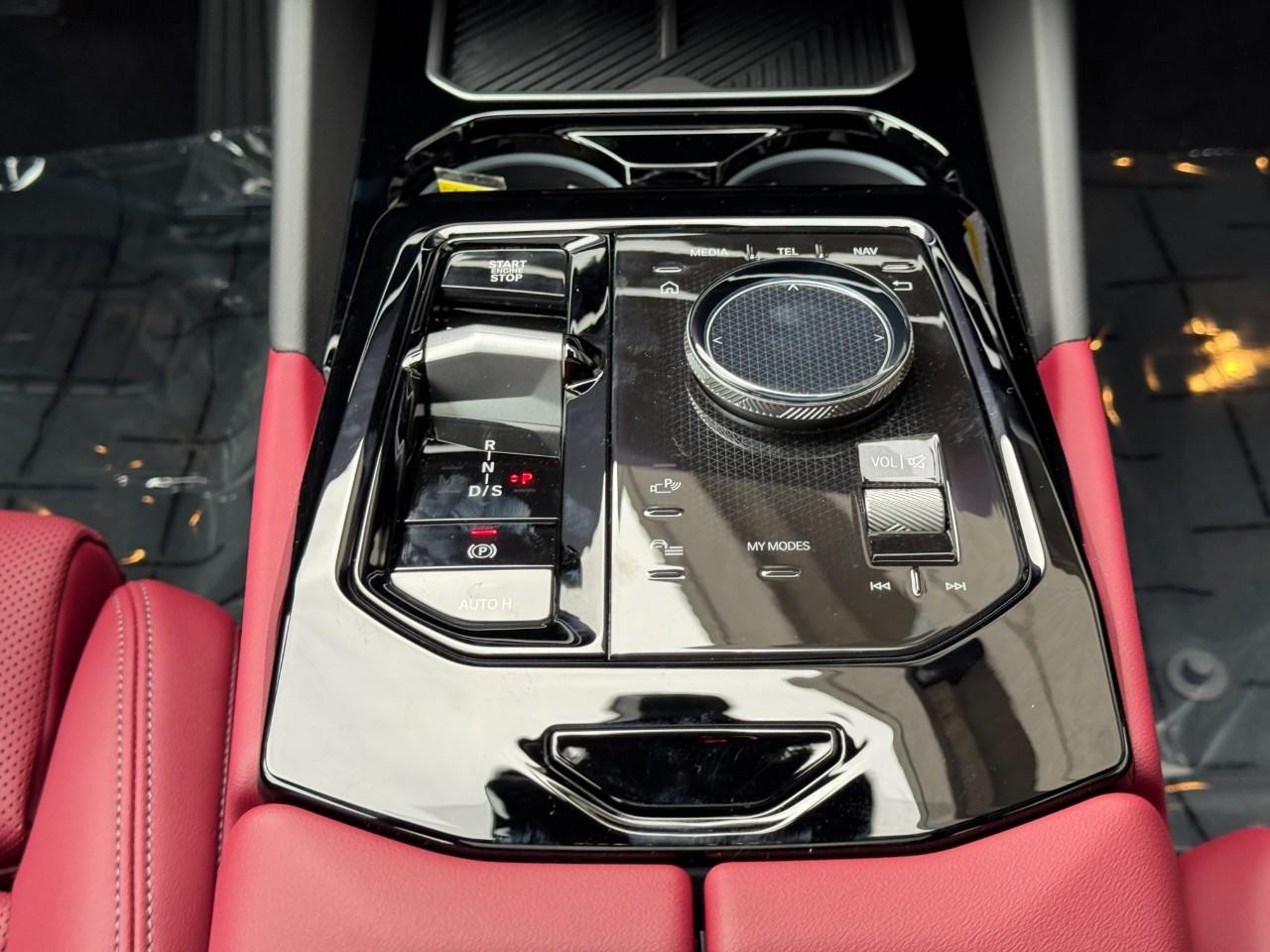 BMW 5 Series Vehicle Full-screen Gallery Image 17