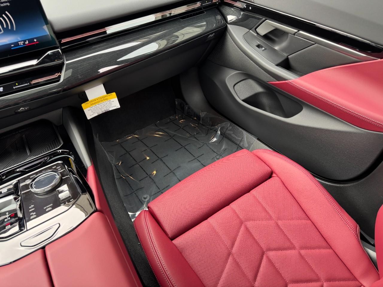 BMW 5 Series Vehicle Full-screen Gallery Image 18