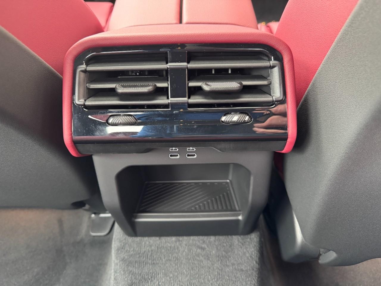 BMW 5 Series Vehicle Full-screen Gallery Image 19