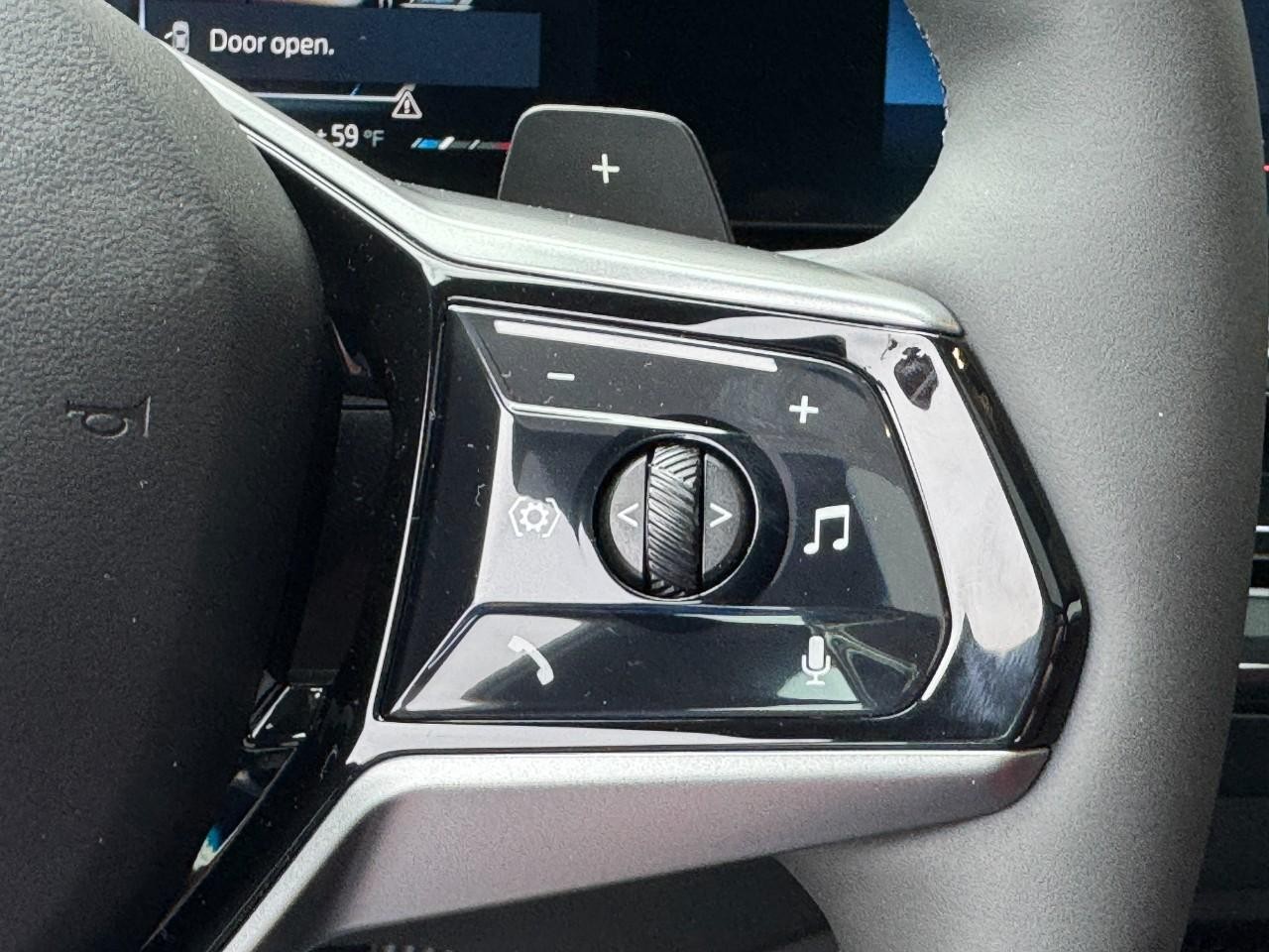 BMW 5 Series Vehicle Full-screen Gallery Image 22