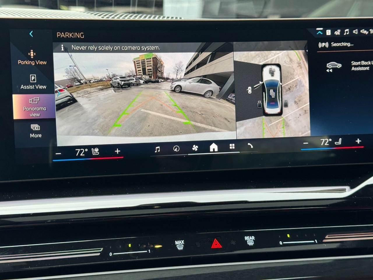 BMW 5 Series Vehicle Full-screen Gallery Image 25