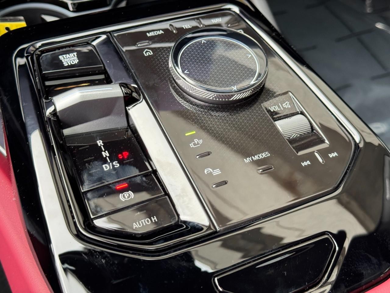 BMW 5 Series Vehicle Full-screen Gallery Image 26