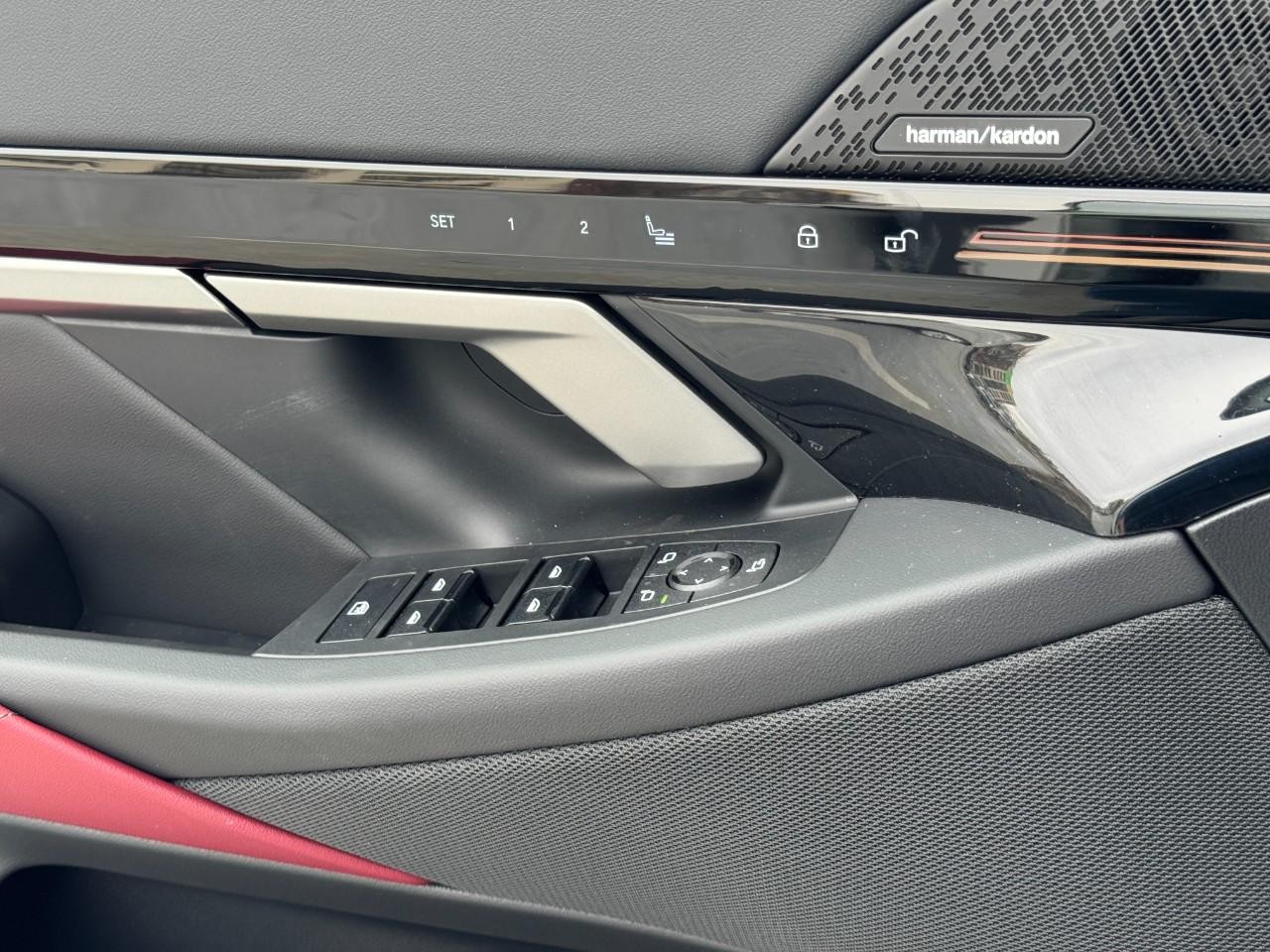 BMW 5 Series Vehicle Full-screen Gallery Image 27