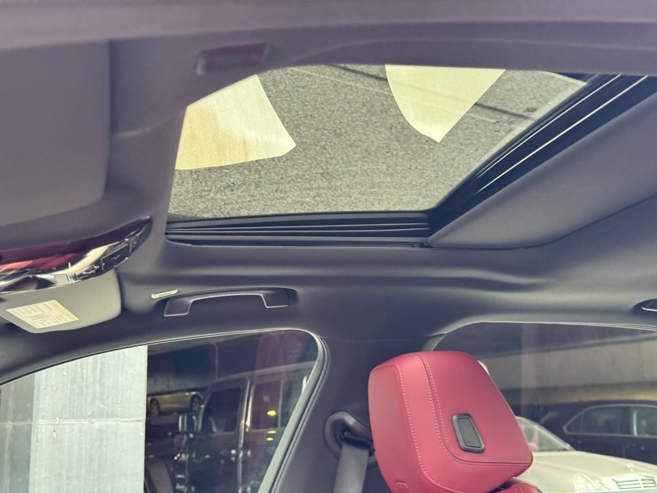 BMW 5 Series Vehicle Full-screen Gallery Image 28