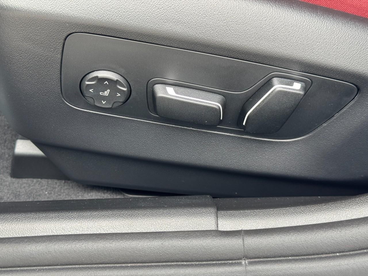 BMW 5 Series Vehicle Full-screen Gallery Image 29