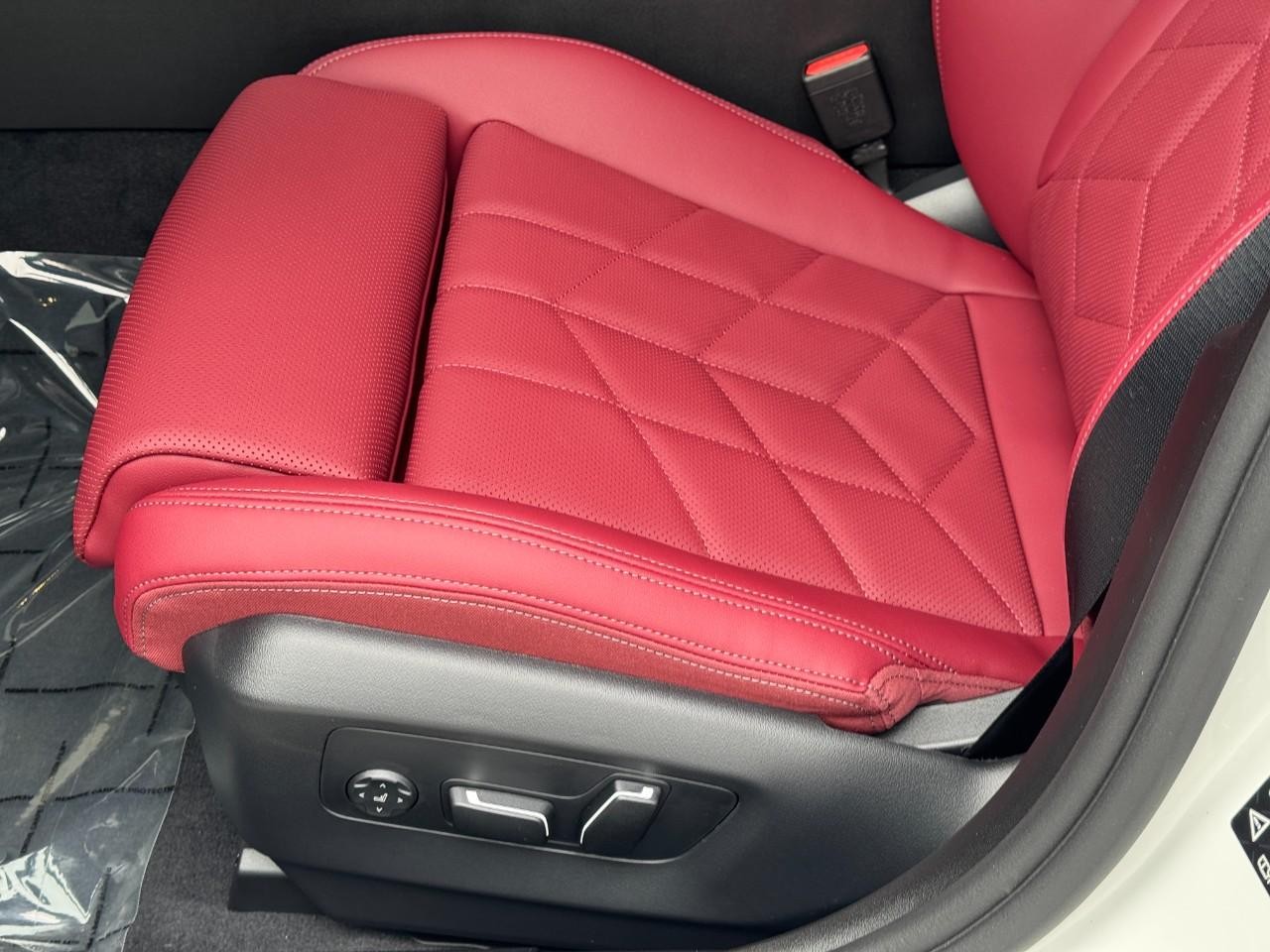 BMW 5 Series Vehicle Full-screen Gallery Image 30